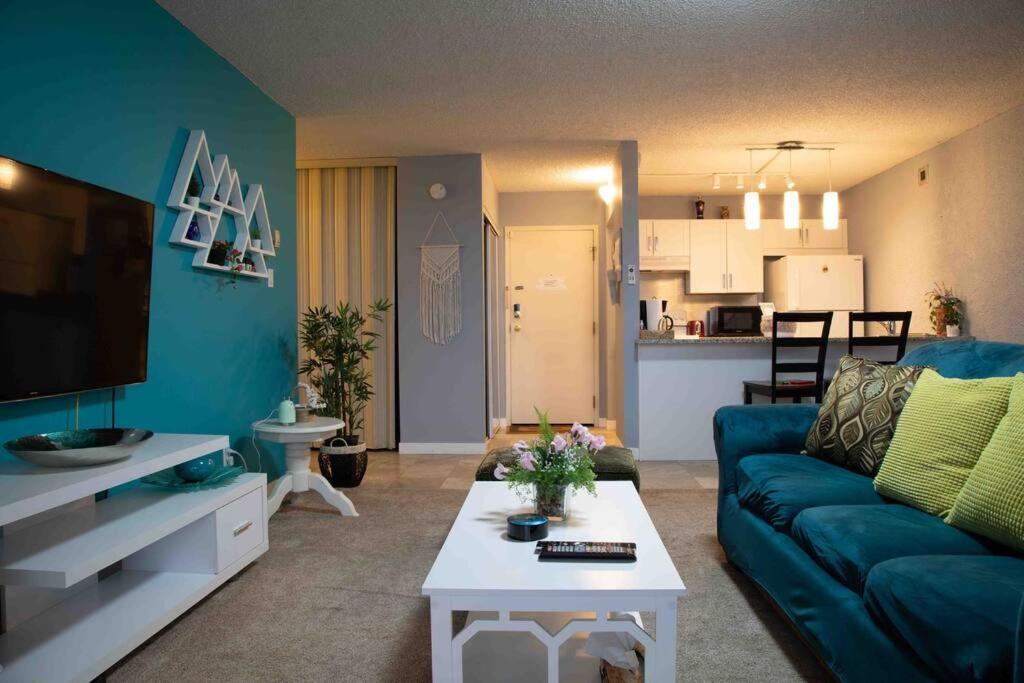 Calgary Downtown Center Condo With Free Parking Exterior photo