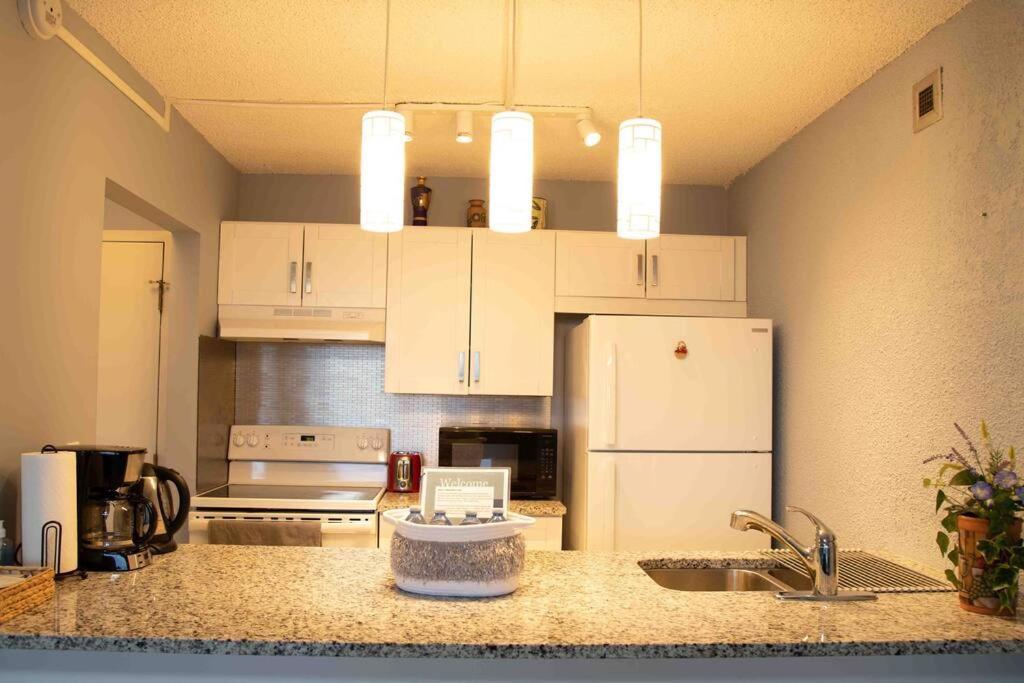 Calgary Downtown Center Condo With Free Parking Exterior photo