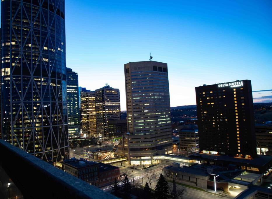 Calgary Downtown Center Condo With Free Parking Exterior photo